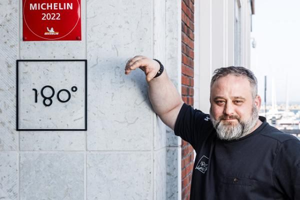 Tallinnan Noblessnerissa sijaitseva keittiömestari Matthias Dietherin tyylikäs 180° -ravintola sai kaksi Michelin-tähteä. Erityisen vaikutuksen Michelin-tarkastajiin teki Matthias Dietherin ja tiiminsä taito, mutta myös se, kuinka eri elementit toimivat erinomaisesti yhdessä. Ravintolan jokainen, erittäin visuaalinen annos on yhdistelmä hienoa tekniikkaa, taitoa, tyylikästä hienostuneisuutta sekä makujen ymmärtämistä.