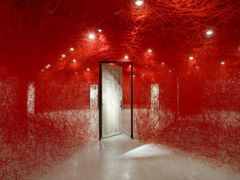 Chiharu Shiota, Tracing Boundaries, 2021. © Paula Virta / EMMA – Espoo Museum of Modern Art.