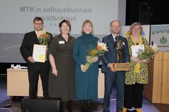 Kuva MTK. TEKSTI: Lisäksi palkintoraati antoi kunniamaininnan MTK-Joroisille ja MHY Mänty-Saimaalle.  - - Vasemmalta Kimmo Ihalainen (MTK-Joroinen), Kati Partanen, Pia Laajalahti, Perttu Sirviö ja Sari Lantta (MHY Mänty-Saimaa)