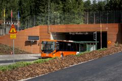 Runkolinjan 560 bussi ajaa ulos Paloheinäntunnelista.