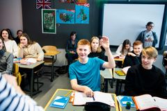 Viikin normaalikoulun seitsemäsluokkalaiset englannin oppitunnilla. Kuva: Veikko Somerpuro