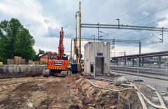 Suihkupaalutus valmistui radan itäpuolella eli Kontiopuiston puolella ennen juhannusta ja parhaillaan ovat meneillään valmistelut länsipuolella eli kaupungin keskustan puolella.