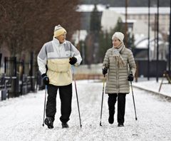 Iäkkään ihmisen ulospäinsuuntautuneisuus on tuoreen tutkimuksen mukaan yhteydessä suurempaan liikuntamäärään. Kuva: Jyväskylän yliopisto