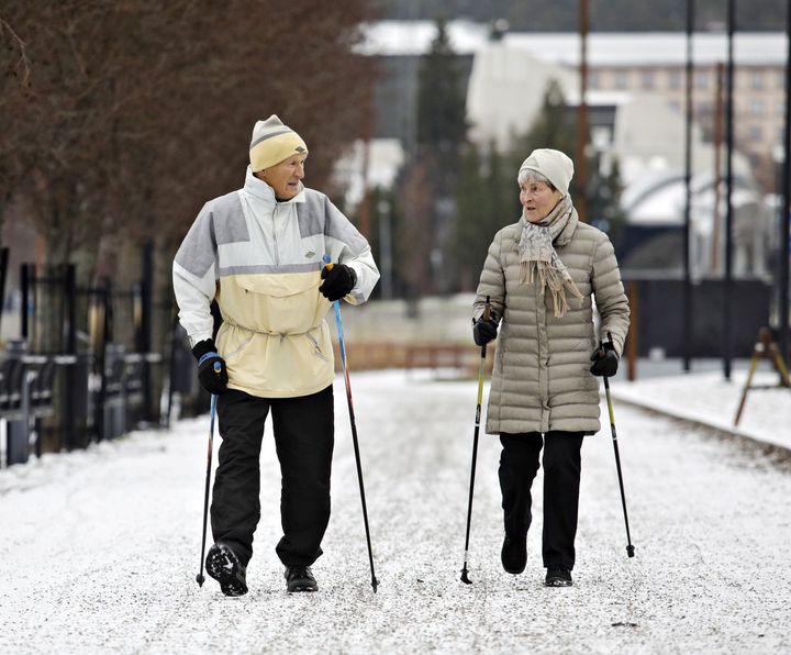 Iäkkään ihmisen ulospäinsuuntautuneisuus on tuoreen tutkimuksen mukaan yhteydessä suurempaan liikuntamäärään. Kuva: Jyväskylän yliopisto