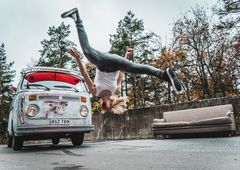 Sirkustaiteilija Eikka Alatalo levittää ympäristöystävällisen autoilun sanomaa sirkustempuin ja livemusiikin kera. Kuva: Isak Stockås