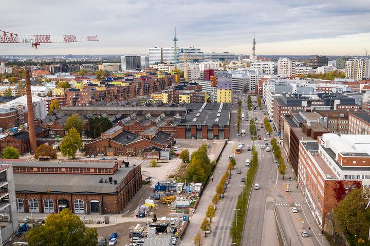 Näkymä Pasilan Konepajan alueesta. Kuvan keskellä, Teollisuuskadun varrella kilpailun kohteena oleva sähköjunahalli. Kuva: Ufacik & Partners Oy