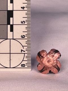Kokokuparinen metsästysluoti avautui suunnitellusti nelisakaraiseksi sieneksi. Sen jäämäpaino oli erittäin korkea, ja kuvantamisessa haavakanavasta löytyi vain yksi metallinkappale. Kuva: Juho-Antti Junno