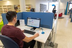 Enligt dem som svarade på kundenkäten inom projektet MittEsbo är den största orsaken till att det är svårt att uträtta e-tjänster att man inte hittar dem. Också tydligare och enklare tjänster och bättre anvisningar skulle öka nöjdheten. (Foto: Esbo stad / Janne Ketola)