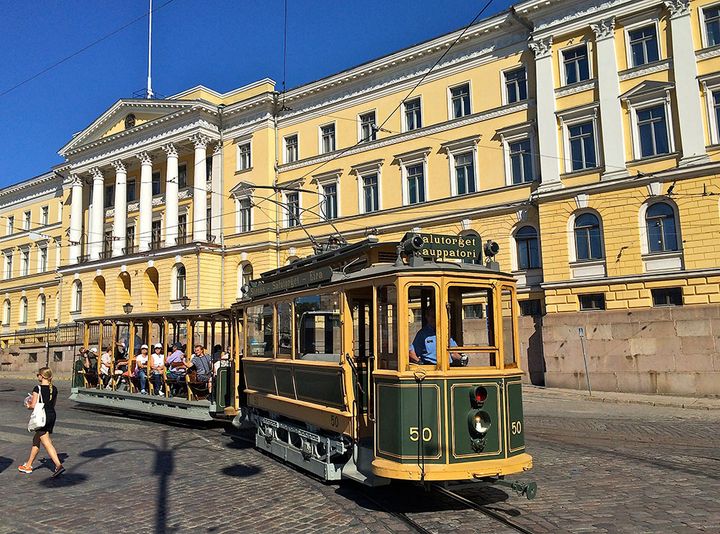 110-vuotias vaunuvanhus nro 50 ja 100-vuotias avoperävaunu nro 233 vuodelta 1919. Valokuva vapaasti käytettävissä uutisen julkaisun yhteydessä.