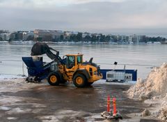Staran uusi lumensulatus- ja puhdistuslaite pumppaa lunta sulattamaan jopa 3000 kuutiota vettä tunnissa. Vanhaan merikonttiin rakennetulle laitteelle on varattu paikka Helsingin Saukonlaiturissa huhtikuun loppuun saakka.