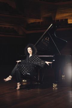 Armenialaissyntyinen Marianna Shirinyan on yksi kysytyimmistä ja luovimmista eurooppalaisista nykypianisteista. Edellisen kerran Shirinyan esiintyi Tampere-talossa Tampere Filharmonian solistina huhtikuussa 2022. Kuva: Nikolaj Lund