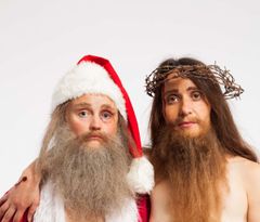 Kiasma-teatterissa Helsingissä nähdään Teemu Mäen ohjaama monitaiteellinen esitys, jossa Jeesus kohtaa joulupukin. Kuva: Kiasma