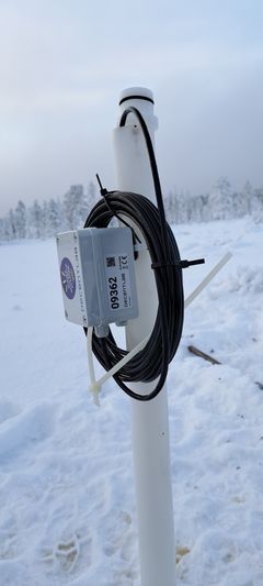 Perinteisiä mittauksia uusilla teknologioilla. Pohjaveden pinnankorkeutta mitataan jatkuvatoimisesti käyttäen LoraWan datansiirto- ja pilvipalveluteknologiaa. Kuva Hannu Marttila / Oulun yliopisto