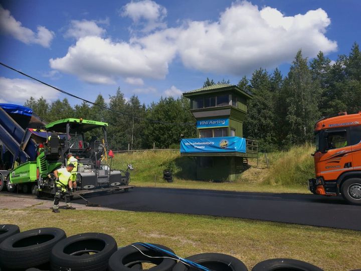 Asfalttikallio Oy toteutti Vihdin kartingradan päällystämisen heinäkuun loppupuolella. Kuva: Vihdin UA/Ilari Jokirinne.