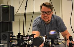 ERC Starting Grant –rahoituksen avulla Juha Muhonen toteuttaa tutkimusryhmässään uudenlaisen hybridialustan kvanttikomponenttien yhdistämiseen. Kuva: Jyväskylän yliopisto