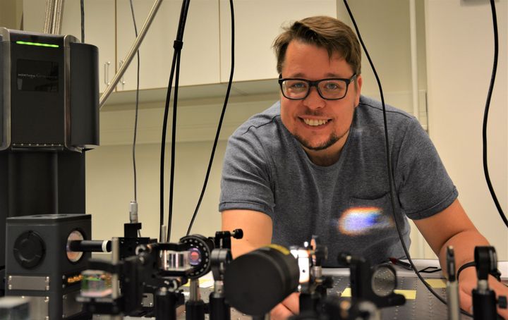 ERC Starting Grant –rahoituksen avulla Juha Muhonen toteuttaa tutkimusryhmässään uudenlaisen hybridialustan kvanttikomponenttien yhdistämiseen. Kuva: Jyväskylän yliopisto