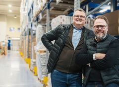 Kari (vas.) ja Marko Salmela kuvattuna logistiikkakeskus Hes-Pro:lla. Kuvaaja Heikki Salonen.