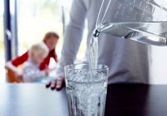 Pääkaupunkiseudun asukas käyttää keskimäärin 139 litraa vettä vuorokaudessa. HSY:n asiakastyytyväisyystutkimukseen vastanneet asukkaat arvioivat veden olevan kirkasta, hajutonta sekä mautonta. Kuva: HSY / Mikko Harma