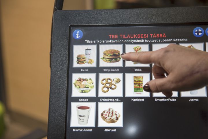 Ravintolaan tullessaan asiakas tekee tilauksensa ennakkotilauspisteeseen, joka lähettää tilaustiedon keittiöön.