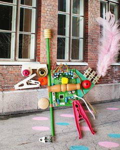 I utställningen Bilder av ljus! visas verk av Annegårdens konstelever och verk ur Helsingfors konstmuseum HAMs samlingar. Bild: Annegården.