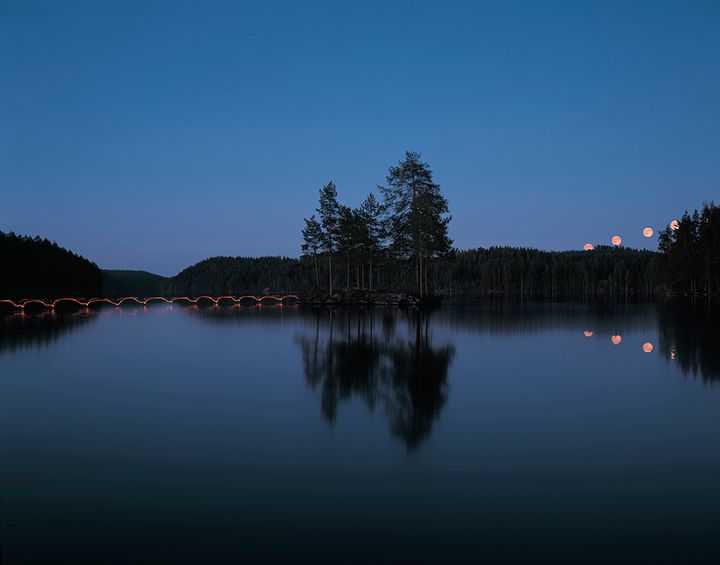 Pekka Luukkola: Moon rise rowing, 2016. 100x128 cm.