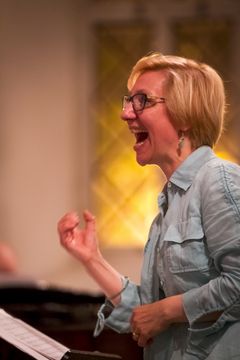 Gospel Helsinki -kuoron johtaja, Meilahden seurakunnan kanttori Nina Pakkanen. Kuva: Tuomo Björksten