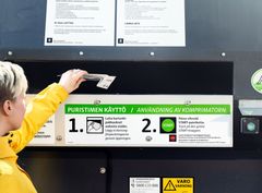 K-Supermarket Länsiväylän Rinki-ekopisteellä kerätään kartonkipakkauksia puristimella.