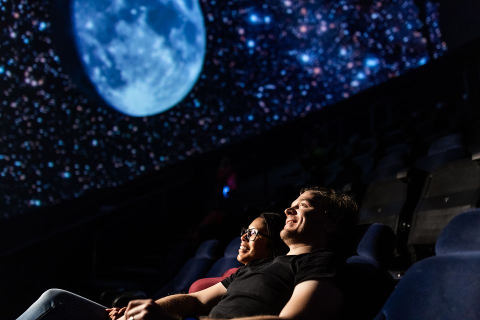 Heurekan planetaario_tähtitaivas ja kaksi katsojaa
