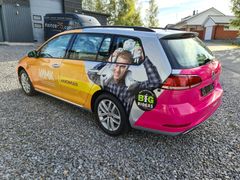 Uudet autot ovat Volkswagen Golfeja, joita koristavat VAMKin värit ja kuviot.