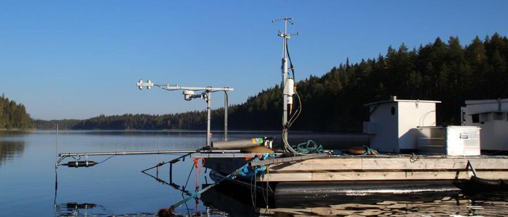 Järven kasvihuonekaasupäästöjen tutkimukseen kehitetty mittauslautta Hyytiälän Kuivajärvellä. ICOS-verkostoon liittymisen jälkeen pystytään lautan keräämiä aineistoja vertaamaan muiden ekosysteemien aineistoihin. (Kuva: Kukka-Maaria Kohonen)