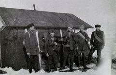 Valkoisia Kirkkonummen Sigurdsin taistelun jälkeen piilopirttinsä edustalla 1918. (EKM)