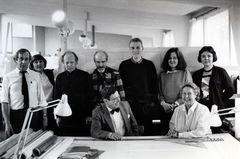 Elissa Aalto Arkkitehtitoimisto  Alvar Aalto & Co. työntekijöiden ympäröimänä  keväällä 1986. Kuva © Alvar Aalto -säätiö.