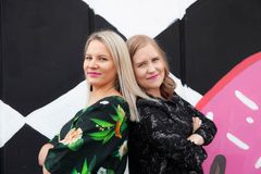 Ajoissa kotiin -kampanjaa suojelevat Tiktok-sossut Maija Haapala ja Camilla Jokela. Heillä on Tiktokissa yli 48 000 seuraajaa. Kuva: Asta Halmetoja