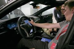 Teslan asiantuntija esittelee Model S:n hienouksia tuleville käyttäjille. Yhdellä latauksella ajaa noin 350 kilometriä.