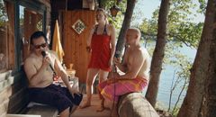 Karaokeparatiisi kertoo suomalaisten rakkaasta karaokeharrastuksesta ja sai yleisön lähes hurmioon Sodankylän elokuvajuhlien ensiesityksessä. Kuva: Elokuvasta Karaokeparatiisi (2022), Marita Hällfors, Napafilms.