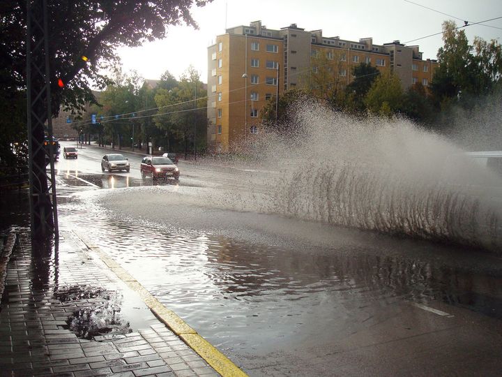 Tiivistyvä kaupunkirakenne ja ilmastonmuutos tuovat haasteita huleveden hallintaan.