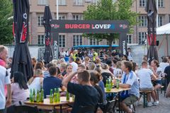 Burger Lovers Finland -yhteisön aktiivit toivat burgerifestivaalin taas Helsingin Rautatientorille. Tapahtumassa nautitaan Suomen kehutuimpien burgereiden lisäksi useista tähtiartistien konserteista. Kuva: Antti Suikkari, Burger Lovers Finland