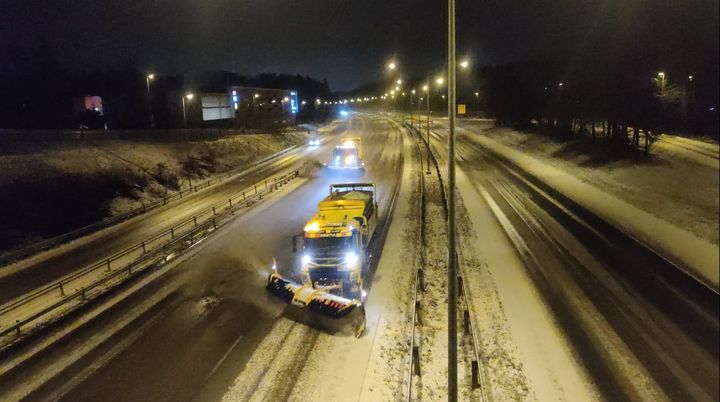 Alueurakkaan sisältyy muun muassa teiden talvihoito, johon kuuluu esimerkiksi liukkaudentorjunta, lumen auraus, tienpintojen tasaaminen ja lumivallien poisto.