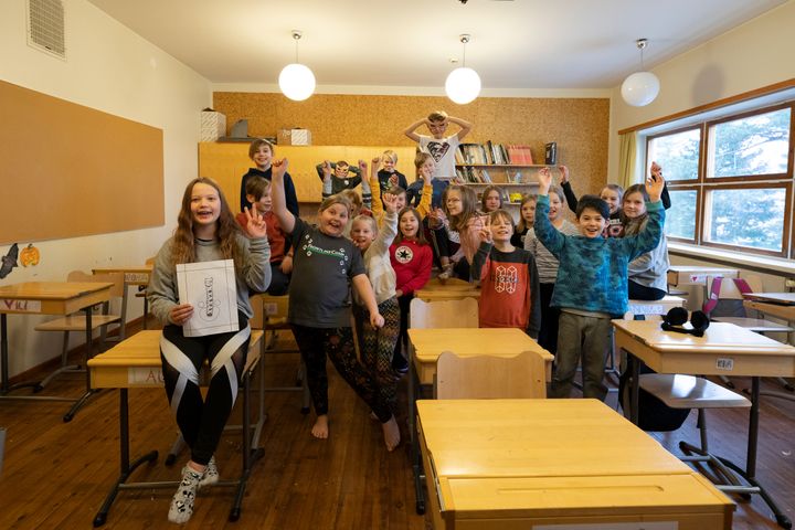 Tehtaanmäen koulun 4.-luokka iloitsee suunnittelukilpailun voitosta. Kuva Petteri Kari.