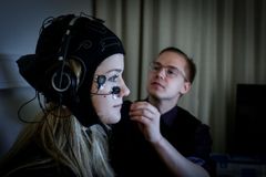 EEG-laitteisto mittaa aivosähkökäyriä. EEG:n avulla voidaan tutkia esimerkiksi tiedon käsittelyä. Kuva: Jyväskylän yliopisto