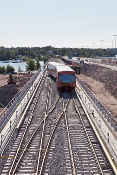 Metro Kulosaaren sillalla. Kuva HKL, Markku Laaksonen.