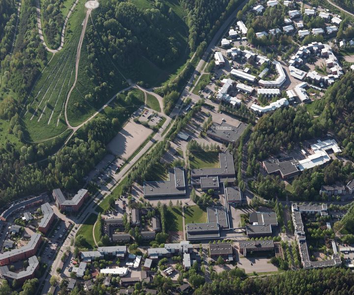 Malminkartanossa Ammattienedistämislaitossäätiön (AEL:n) alueen suunnitteluun haettiin ehdotuksia arkkitehtuurikilpailulla. Viistoilmakuva: Helsingin kaupunkiympäristön toimiala.