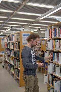 For the customers, the new Intelligent Material Management System is primarily visible through the clarification of the picking up of reserved material in Helsinki City Library. In the future, reservations can be found based on the shelf number in the pick-up library selected by the customer, and the current model where materials have last pick-up dates will be discontinued. Photo: Risto Rimppi