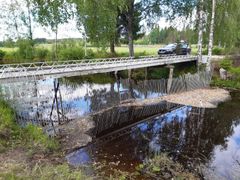 Foto 4. Räkningsenheten under vattenytan i Villamo och styrstängslet som planerats för fisken.