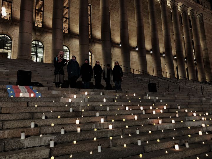 Vuonna 2018 muistotilaisuus vietettiin eduskuntatalon portailla. Muistotilaisuuteen kuuluu kynttilöiden sytyttäminen ja murhattujen nimien lukeminen ja kunnioittaminen.