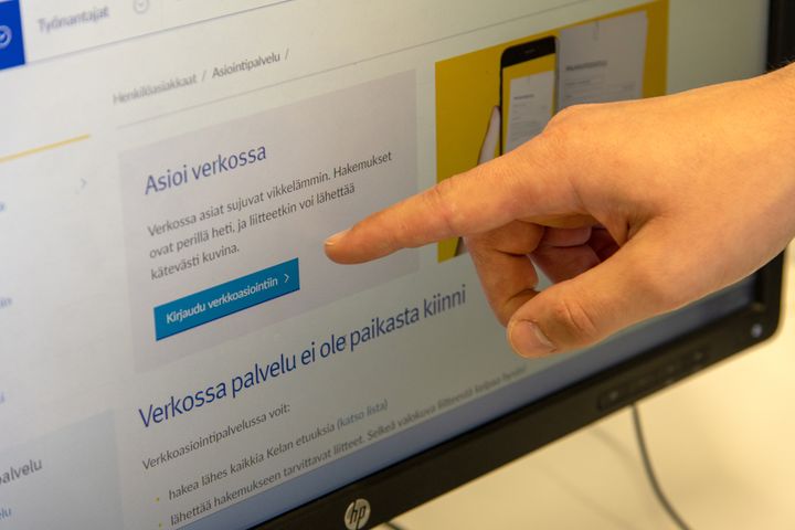 "Haluamme sekä uudistaa sähköisiä palvelujamme että lisätä niiden tarjontaa. Espoossa säilyy myös tulevaisuudessa mahdollisuus asioida puhelimitse tai vierailemalla asiointipisteissä”, sanoo asiointijohtaja Kirsi Remes. (Kuva: Espoon kaupunki / Janne Ketola)