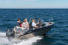 Buster Lx är kollektionens minsta modell med skilda säten och kräver i vägtrafik en trailer med broms. Båten har ändock under de senaste åren varit L-kollektionens populäraste variant om man ser på Finlands registreringsstatistik.