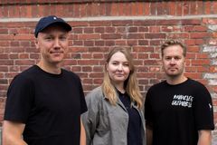 Vasemmalla Hellonin perustaja Jaakko Wäänänen, Hellonin Lontoon toimiston senior-palvelumuotoilija Pinja Piipponen ja toimitusjohtaja Timo Pätiälä.