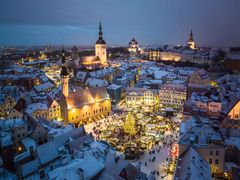 Euroopan kauneimmaksi nimetty Tallinnan joulutori hehkuu tunnelmaa tammikuuhun saakka