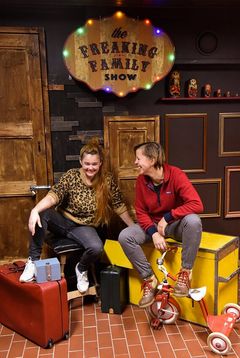 InsideOut Productionin Agnes Kaszás ja Zsófia Purnhauser sirkusmuistojen keskellä.